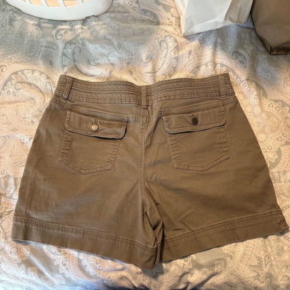 Dakota Blue high rise shorts. 14 - Picture 2 of 4